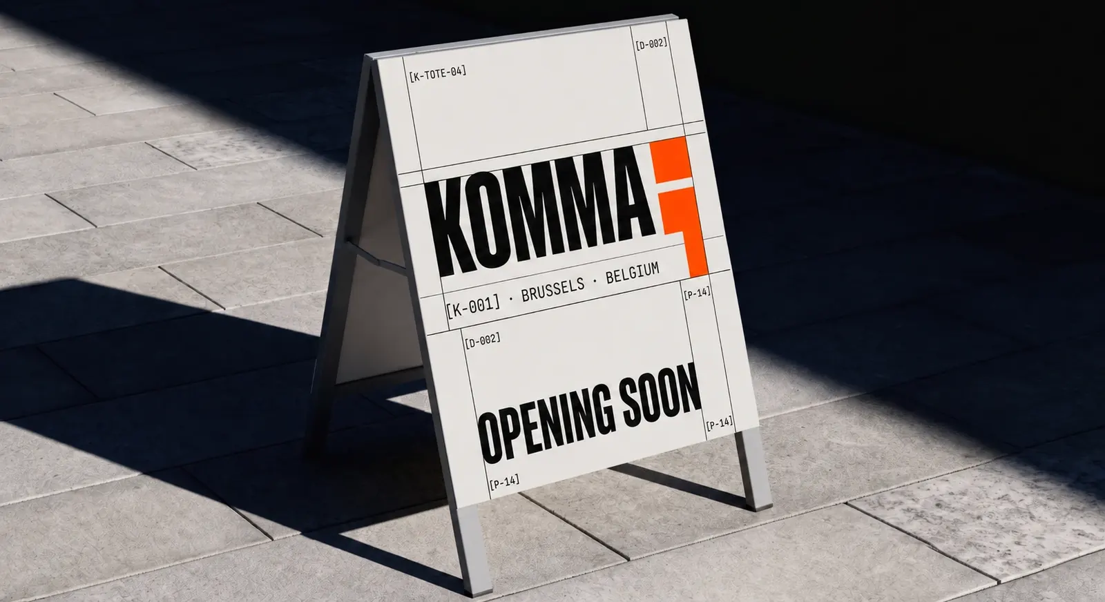 Chevalet trottoir KOMMA OPENING SOON, format A-frame avec codes de référence visibles.