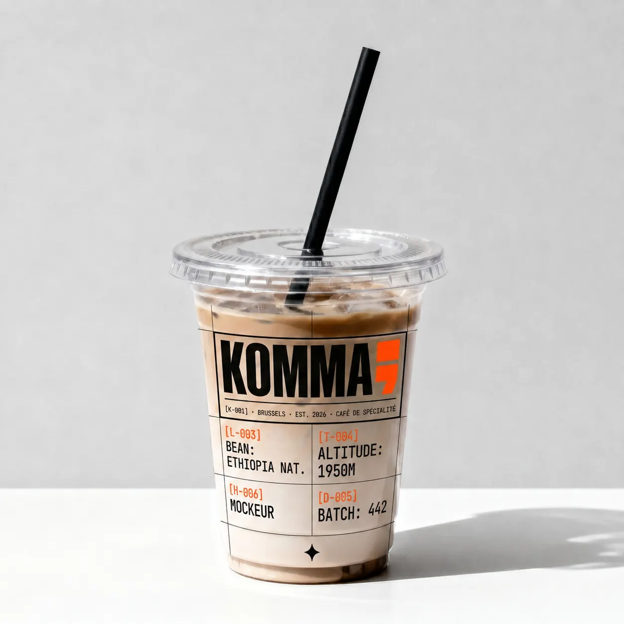 Gobelet iced coffee KOMMA, étiquette technique avec bean, altitude, batch et mockeur indiqués.