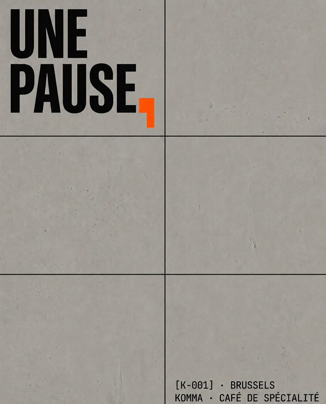 Post Instagram KOMMA, fond béton avec grille apparente, texte UNE PAUSE en grand et virgule orange géométrique.