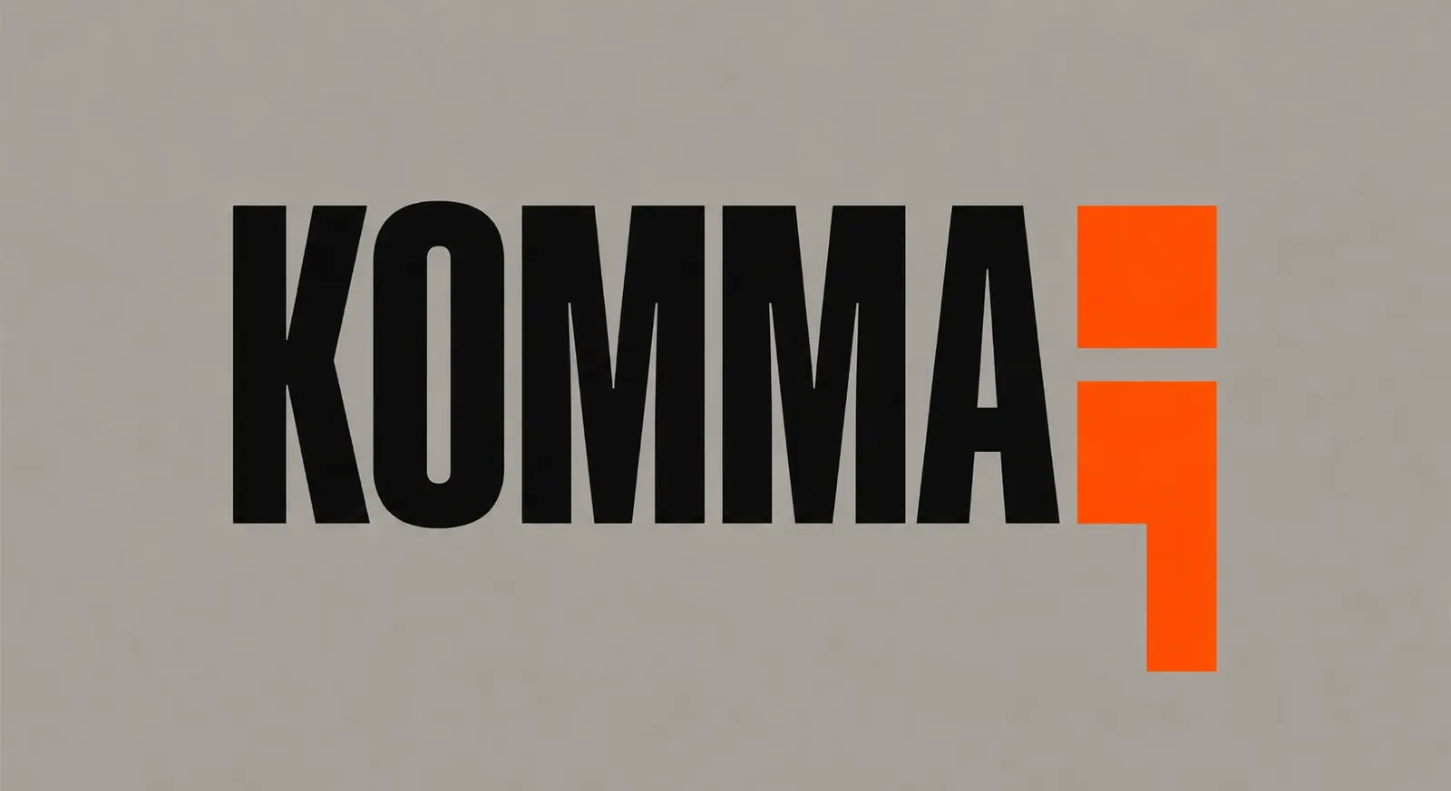 Logotype principal KOMMA : mot-marque en sans-serif géométrique noir, suivi d'une virgule construite en orange chantier.