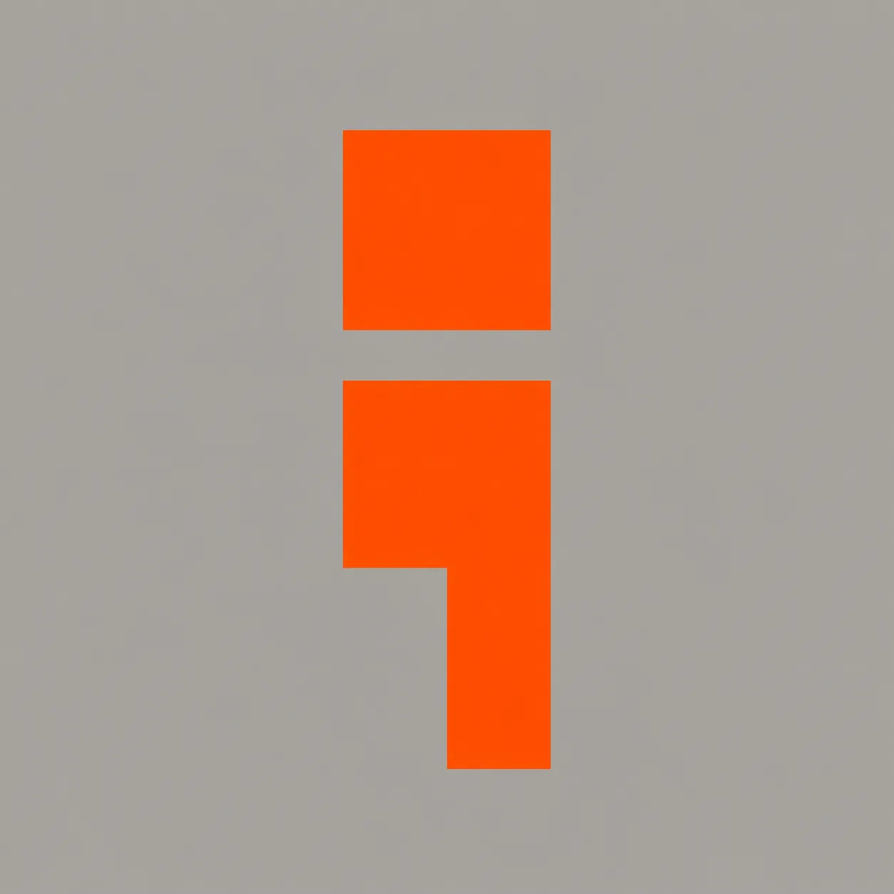 Virgule sculpturale isolée, orange chantier sur fond béton, traitée comme un objet de signalétique brutaliste.